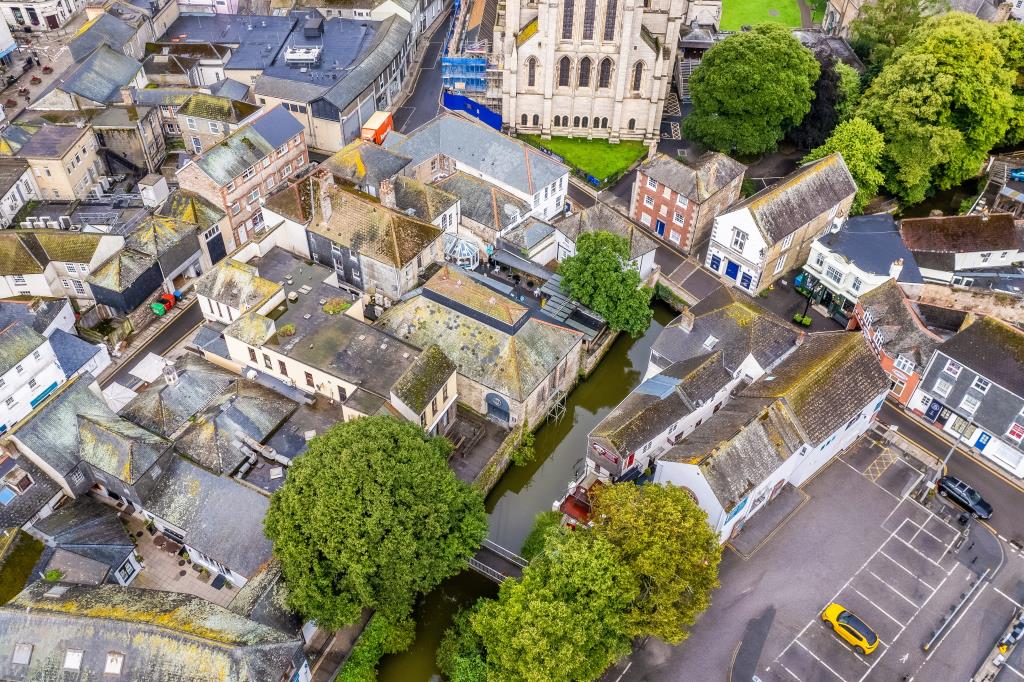 Lot: 86 - FORMER NIGHTCLUB WITH PLANNING FOR RESIDENTIAL DEVELOPMENT - Photograph provided by Seller. Aerial photo providing birds eye view of property